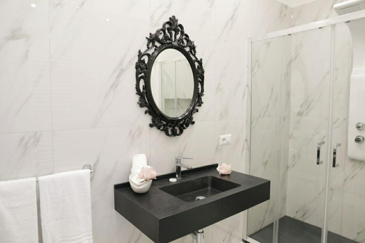 La Dukesca Chic Apartment เนเปิลส์ ภายนอก รูปภาพ