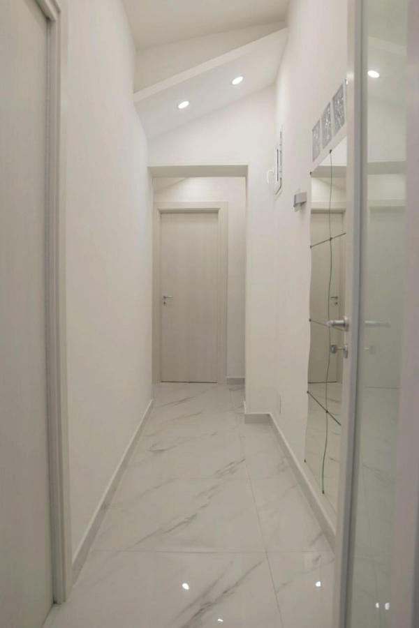 La Dukesca Chic Apartment เนเปิลส์ ภายนอก รูปภาพ